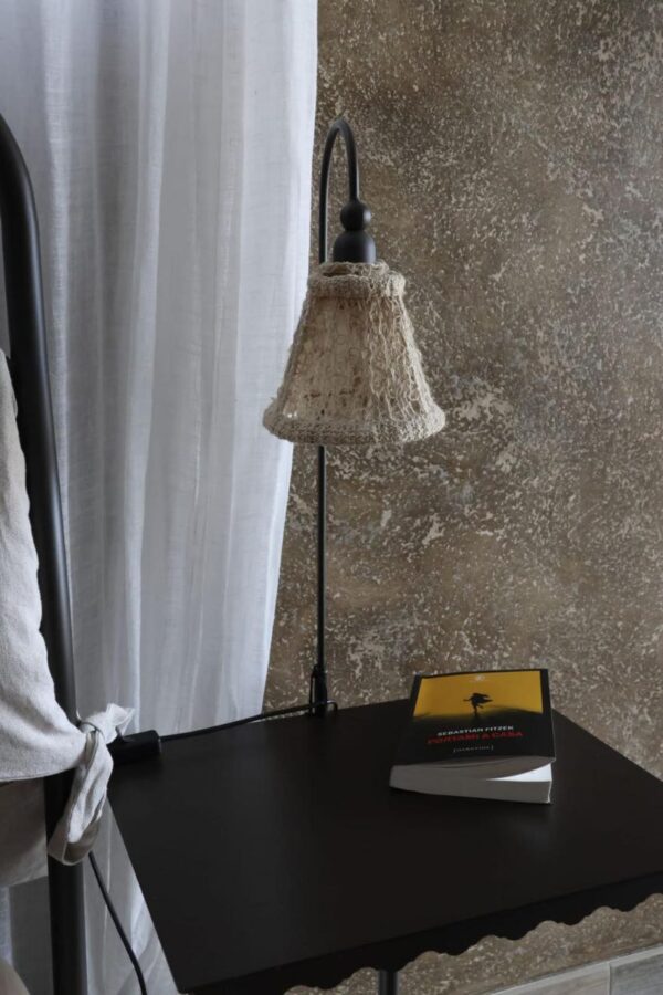 Lampada abat-jour realizzata interamente a mano con filo naturale e tecnica crochet. - immagine 5