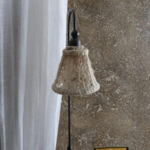 Lampada abat-jour realizzata interamente a mano con filo naturale e tecnica crochet.