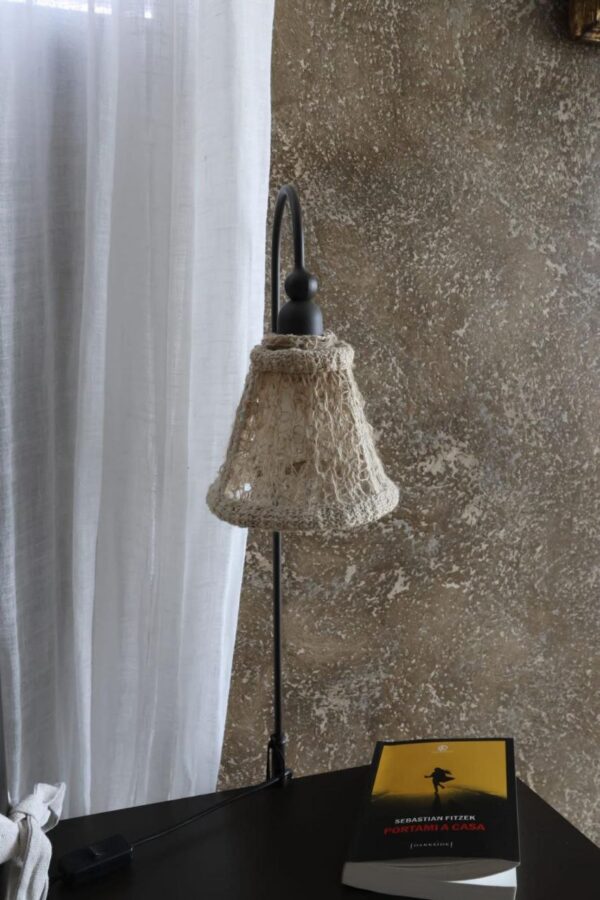Lampada abat-jour realizzata interamente a mano con filo naturale e tecnica crochet.