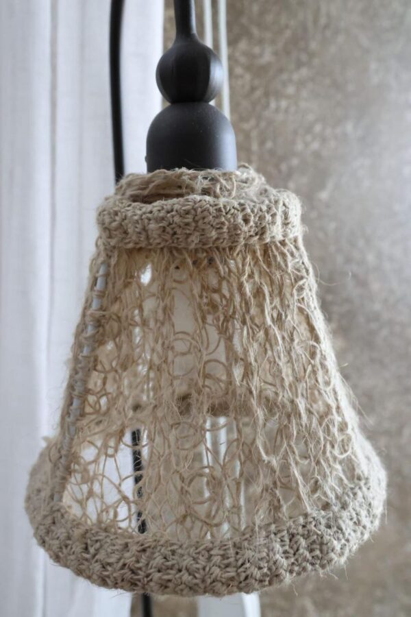 Lampada abat-jour realizzata interamente a mano con filo naturale e tecnica crochet. - immagine 4