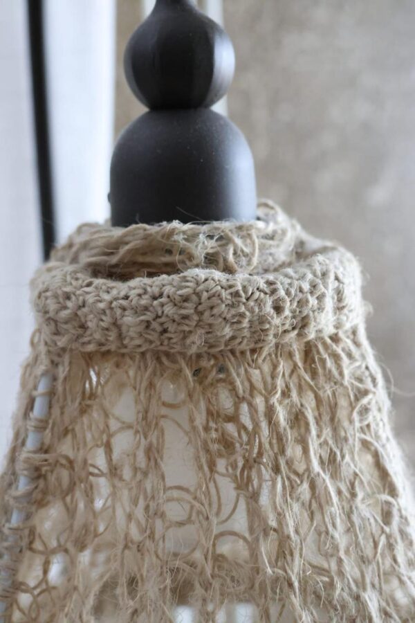 Lampada abat-jour realizzata interamente a mano con filo naturale e tecnica crochet. - immagine 2